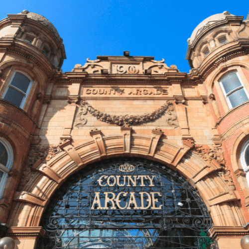 Faire du shopping dans les arcades de la ville