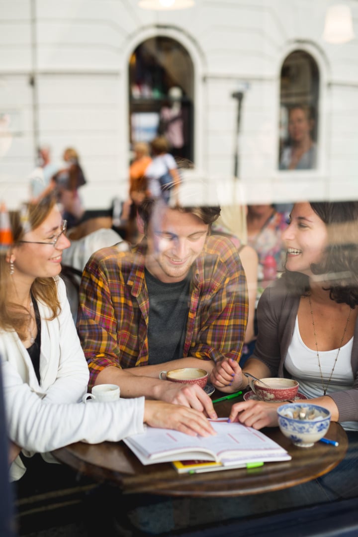 Drinking tea, students